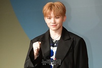 [포토] 화이팅 포즈하는 세븐틴 우지