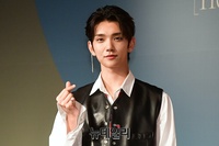 [포토] 세븐틴 조슈아 "손하트 받으세요"