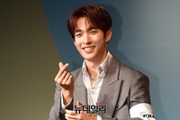 [포토] 환한 미소 짓는 세븐틴 도겸