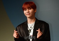 [포토] 빨간머리로 포인트 준 세븐틴 승관