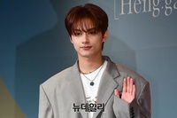 [포토] 세븐틴 준, 반가운 손인사