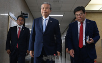 [포토] 통합당 6.25 전쟁 납북인사가족협의회 간담회 입장하는 김종인