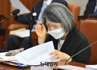 [포토] 자료검토 하는 김영란 대법원 양형위원장