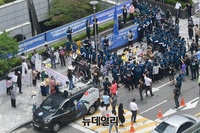 [포토] 위안부소녀상 두고 대치한 시민단체들