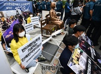 [포토] "소녀상 지켜라" 밧줄로 스스로 묶은 대학생들