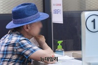 [포토] 긴급고용안정지원금 상담 받는 시민들