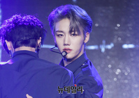 [포토] 조명 아래 섹시한 눈빛 뿜어내는 골든차일드 장준