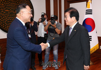 [포토] 박병석 의장 찾은 홍남기 부총리