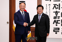 [포토] 박병석 국회의장 예방하는 홍남기 경제부총리