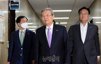 [포토] 비상대책위원-중진의원 연석회의 입장하는 김종인