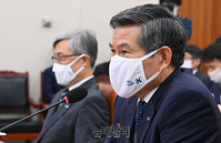 [포토] 의원들 질의에 답하는 정경두