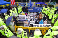 [포토] 소녀상에 띠두르고 연좌농성 중인 반일행동 소속 대학생