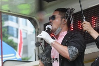 [포토] 윤미향 사퇴 촉구하는 안정권 GZSS 대표