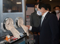 [포토] 제55회 발명의 날 기념식, 발명품 살펴보는 정세균 총리