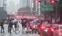 [포토] 장맛비에 우산쓰고 퇴근하는 직장인들