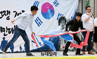 [포토] 6.25전쟁 70주년 시민대회서 인공기 찢는 탈북민