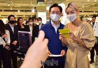 [포토] 송해나 SNS라이브 방송에 등장한 성윤모 산업통산자원부 장관