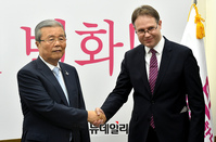 [포토] 아데나워 재단 한국사무소장 만나는 김종인