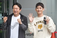 [포토] 반갑게 손인사 하는 '김응수-박기웅'