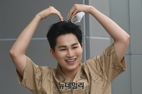 [포토] 양손가득 하트 날리는 김희재