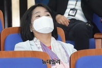 [포토] 민주당 의원총회 참석한 윤미향 의원