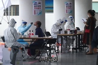 [포토] 왕성교회에 마련된 임시 선별진료소서 검체검사 받는 교인들