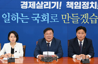 [포토] 여야 국회 원구성 최종 협상 결렬…간담회 갖는 김태년