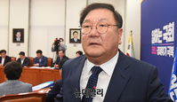[포토] 여야 원내대표 회동 위해 회의장 나서는 김태년