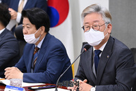 [포토] 이재명, '노동자 생명·안전이 먼저다' 토론회 참석