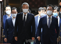 [포토] 통합당 의총 입장하는 '김종인-주호영'