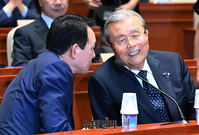 [포토] 통합당 의총서 대화나누는 '김종인-성일종'