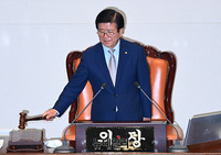 [포토] 21대 국회 상임위·추경안 처리 본회의, 개의 선언하는 박병석