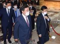 [포토] 국회 본회의 입장하는 민주당 의원들