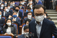 [포토] 단상으로 향하는 이해찬 더불어민주당 대표