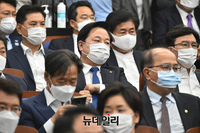 [포토] 의원총회 참석한 김두관 민주당 의원