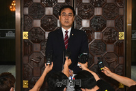 [포토] 의총관련 브리핑 하는 최형두 통합당 원내대변인