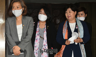[포토] 동료의원들과 본회의장 나오는 윤미향