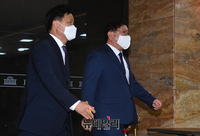 [포토] 본회의장 떠나는 김태년 민주당 원내대표