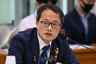 [포토] 추미애 장관에게 질의하는 박주민 의원