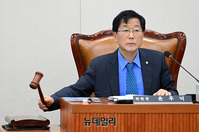 [포토] 의사봉 두드리는 윤후덕 위원장