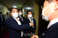[포토] 국회 의장실 향하는 통합당 의원들