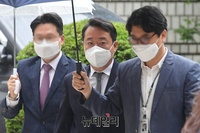 [포토] 이웅열 전 코오롱 회장, 인보사 의혹 관련 혐의로 법원출석