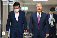 [포토] 국민보건부 신설을 위한 정책토론회 입장하는 김종인