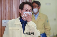 [포토] 재선 취임 2주년 기자회견 입장하는 조희연 교육감