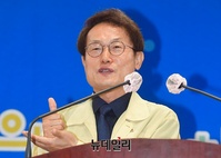 [포토] '덕분에 챌린지' 포즈하는 조희연 교육감