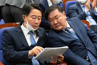 [포토] 정책 의총 참석한 '김태년-조정식'