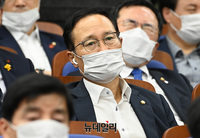 [포토] 홍영표, 민주당 정책 의총 참석