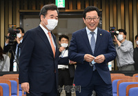 [포토] 당대표 출마 선언한 이낙연, 민주당 정책 의총 참석