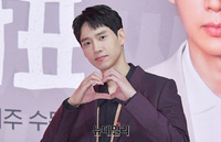 [포토] 배우 박성훈, 여심 녹이는 하트