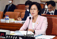 [포토] 질문에 답하는 추미애 법무부장관